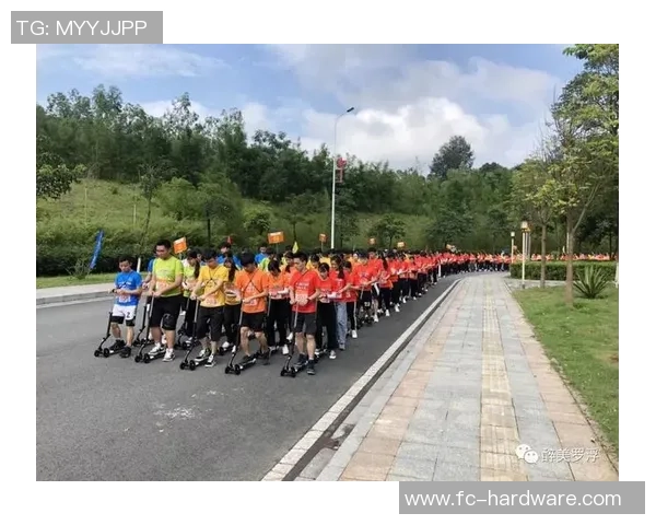 武汉城市马拉松赛中滑板队默契配合展现团队精神与竞技魅力